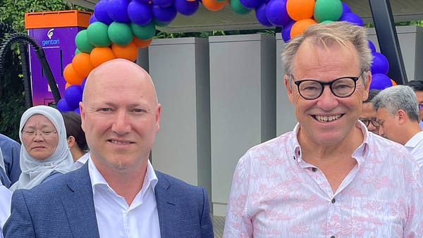 Kenneth Bodahl (to the left) together with Norway’s ambassador to Malaysia, Morten Paulsen (to the right)